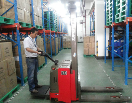 化妝品廠采購電動(dòng)堆高車